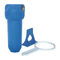 Logement bleu de filtre d'eau de couleur avec la parenthèse/clé